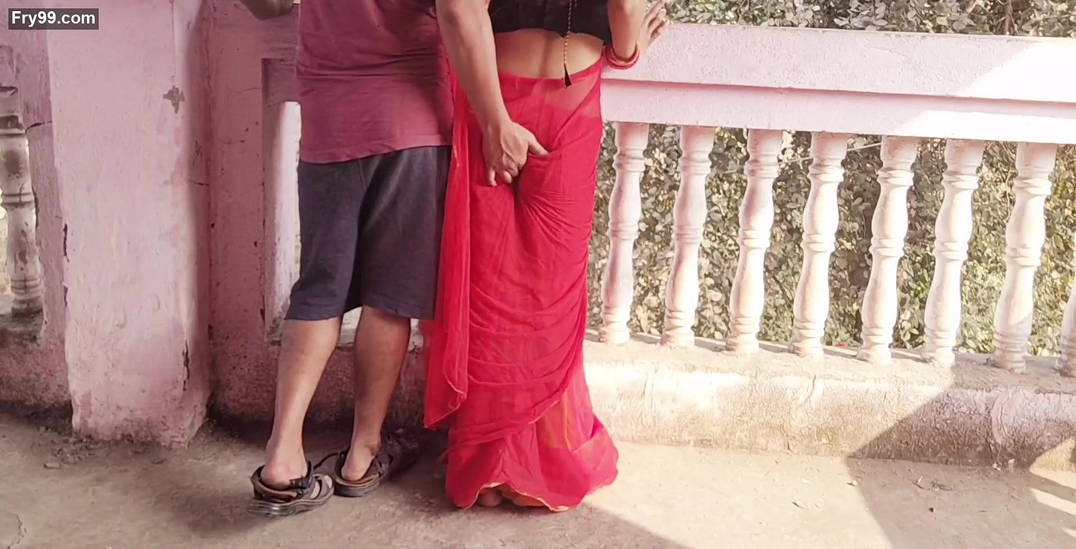 Indian bhabhi ko sari me dekh kr mn Nehi mana to kone me lake chudai kr di