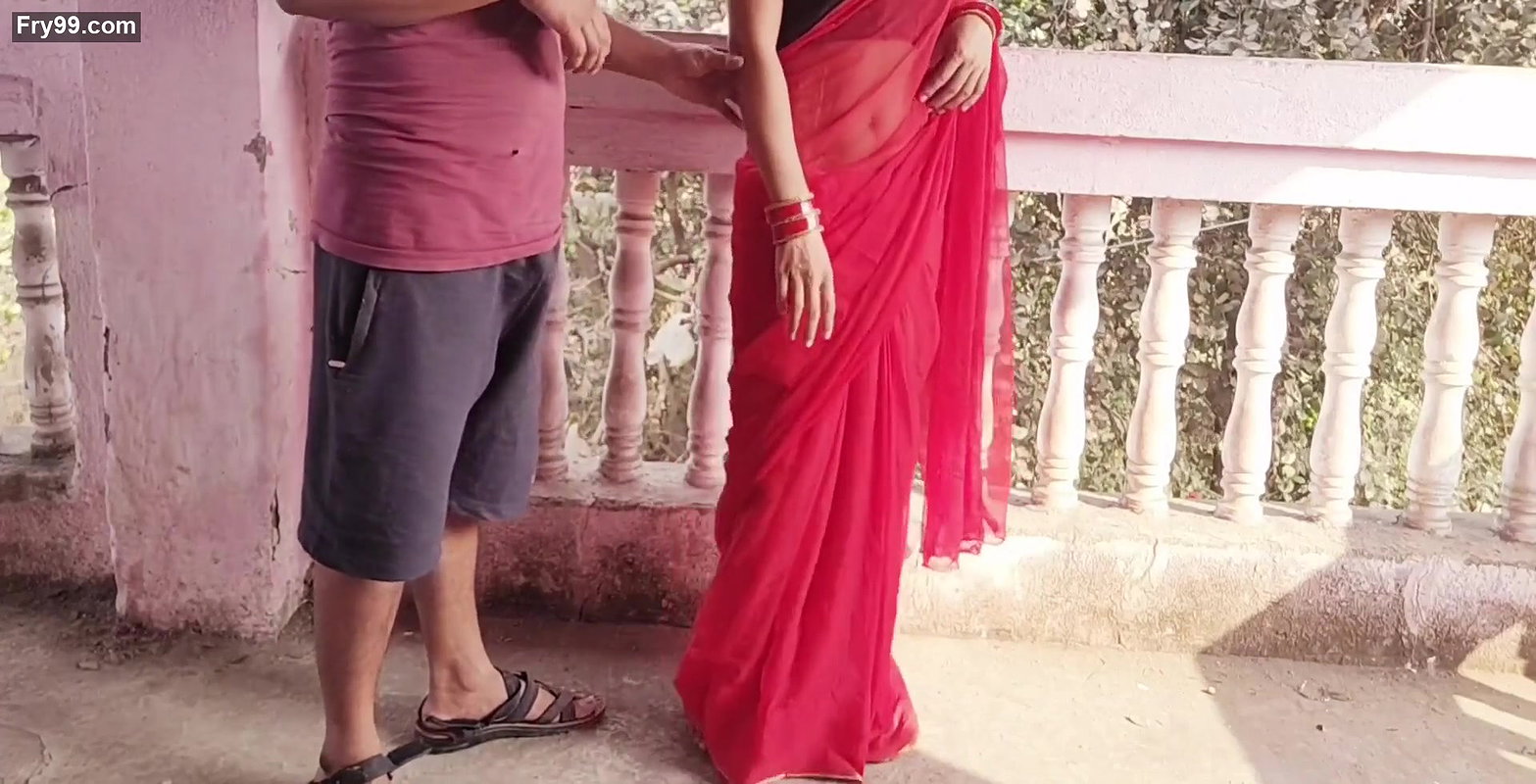 Indian bhabhi ko sari me dekh kr mn Nehi mana to kone me lake chudai kr di
