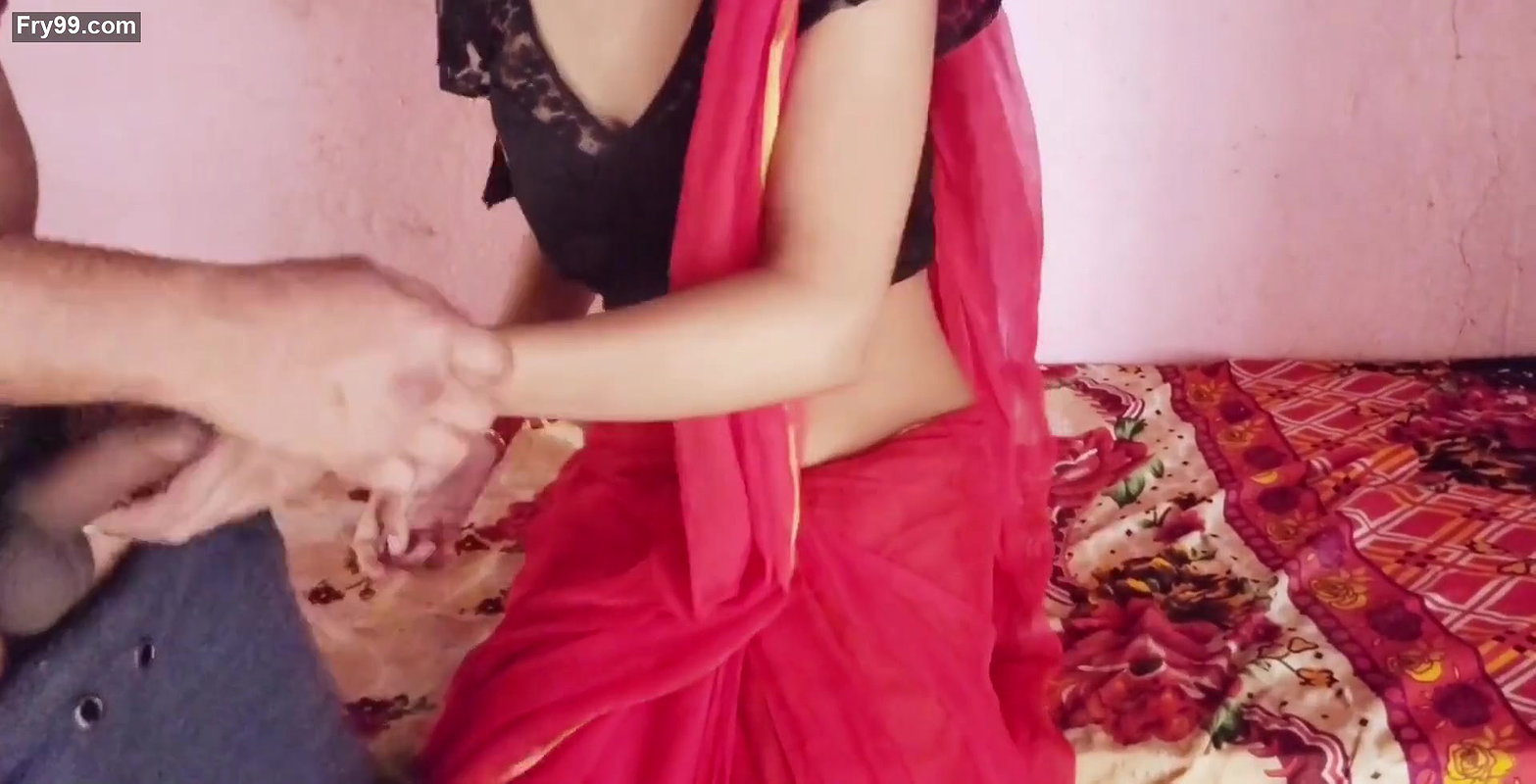 Indian bhabhi ko sari me dekh kr mn Nehi mana to kone me lake chudai kr di