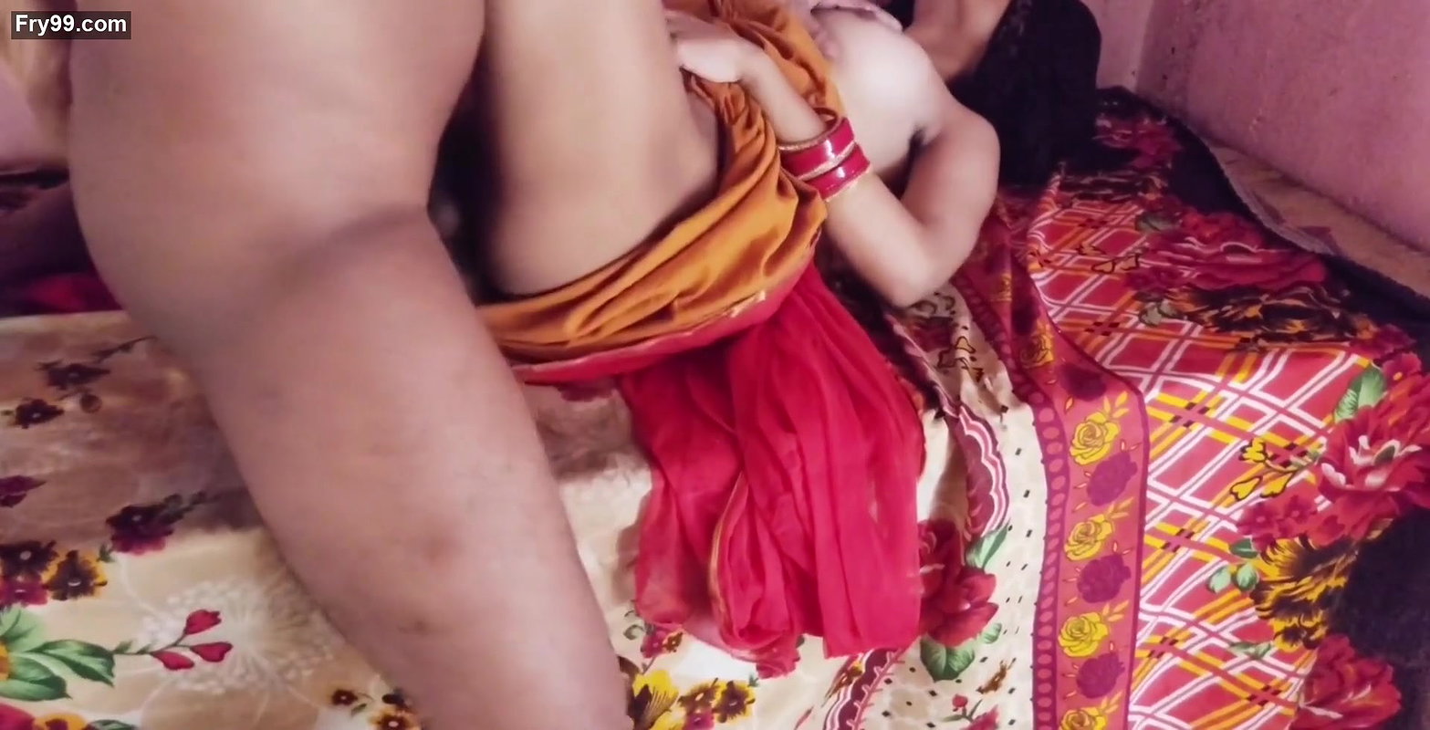 Indian bhabhi ko sari me dekh kr mn Nehi mana to kone me lake chudai kr di