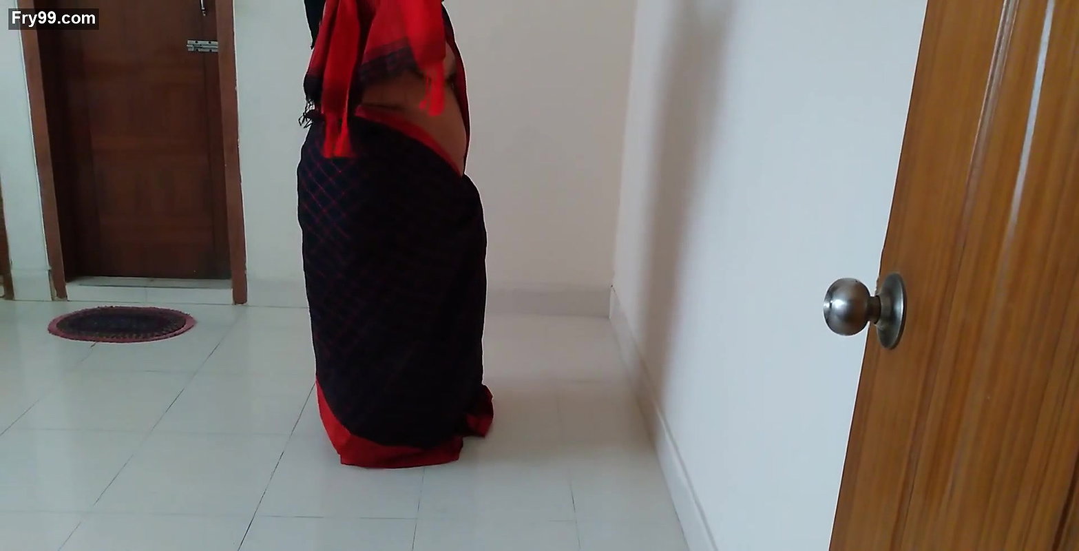 Indian hot aunty was sweeping the house when neighbor boy saw her & fucked – Desi Sex (Part-2)