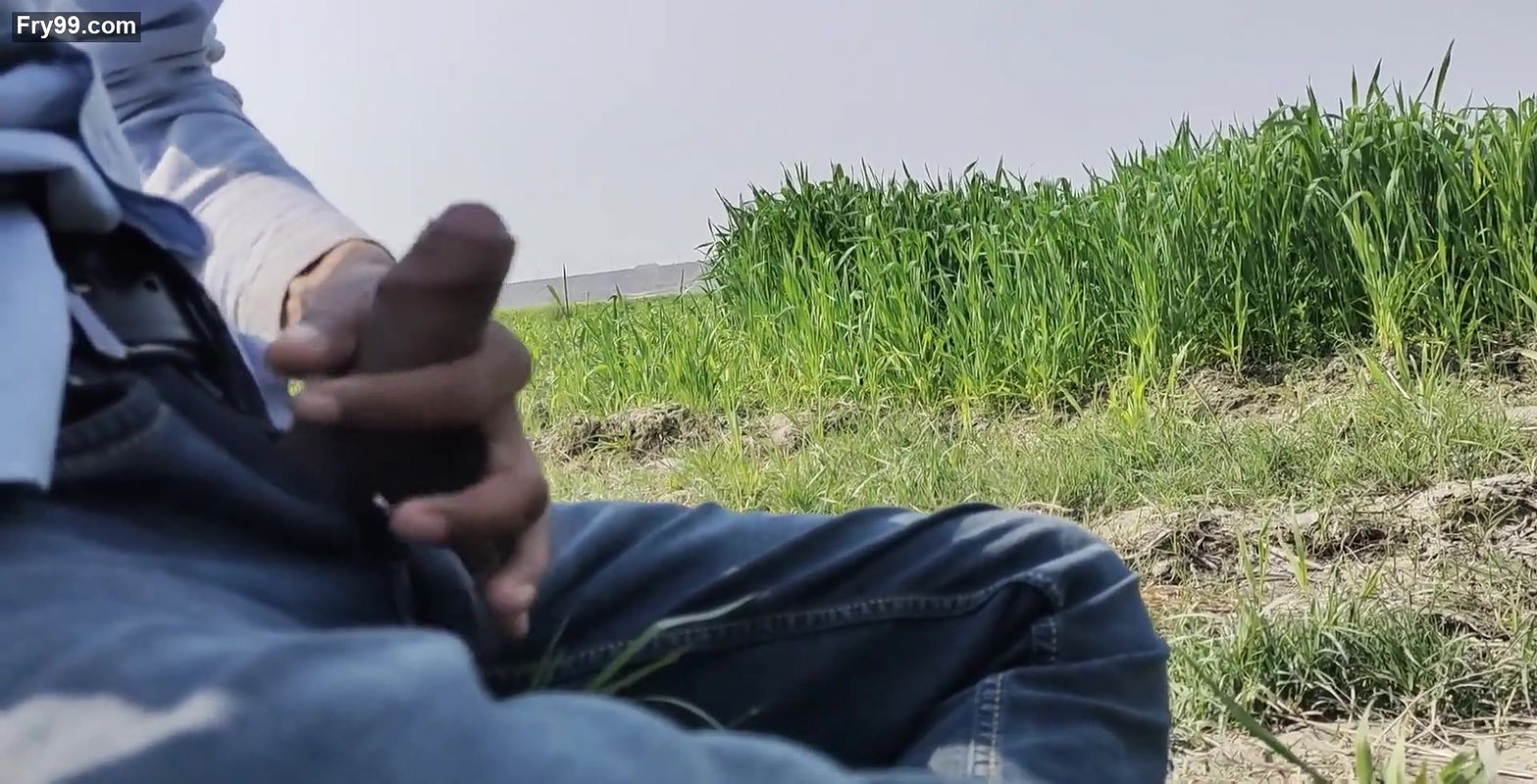 Khet men akele baith kar muth marte huye big indian cock