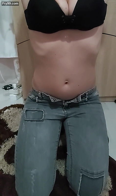 MYM STEPSISTER IS TESTING MY HUGE DICK AND COMMENTING