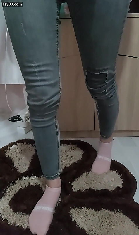 MYM STEPSISTER IS TESTING MY HUGE DICK AND COMMENTING