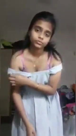 hot college girl kapde utarkar boobs dikhaye