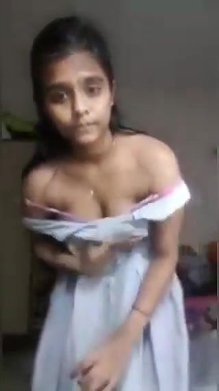 hot college girl kapde utarkar boobs dikhaye