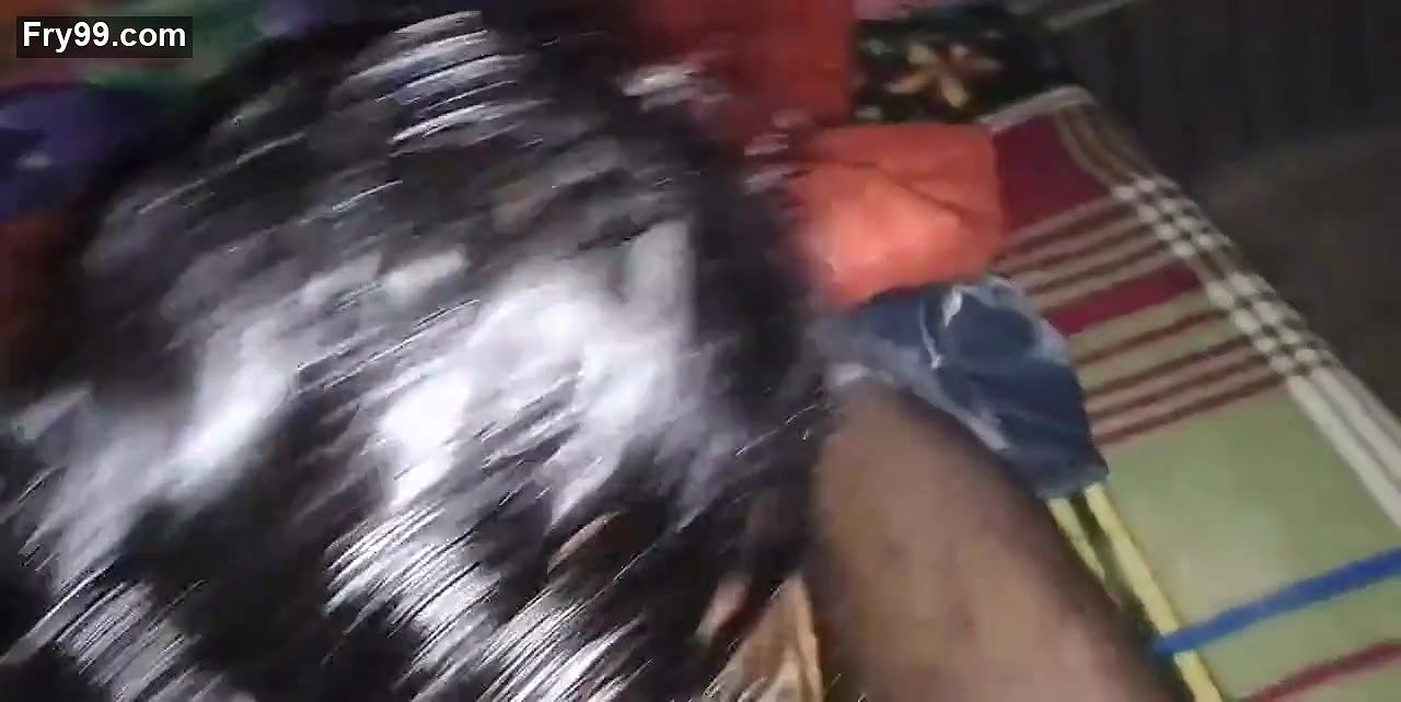 Soya tha nai bhabhi ne aakar pen khol kar land chusne Laga