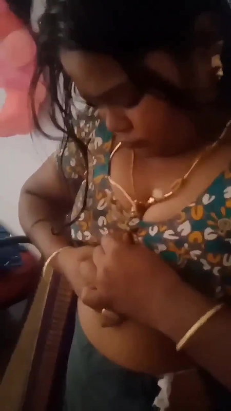 Tamil wife dress change
