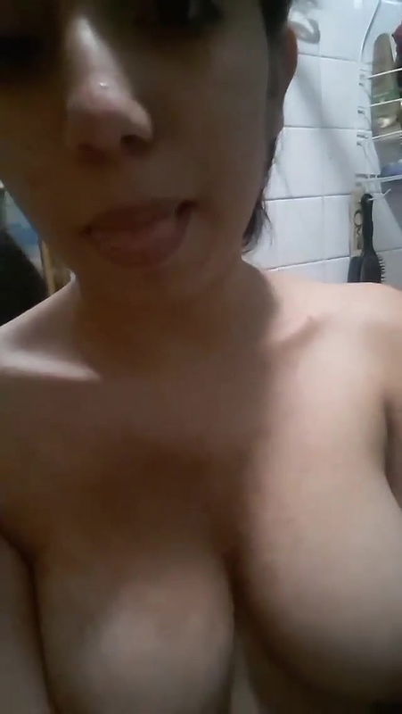 Cutest Desi girl takes off her bra and shows her big natural titties