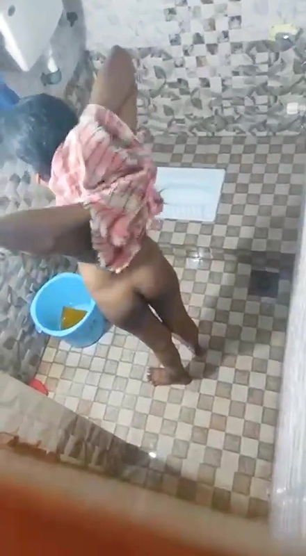 Bhabhi Captured While Bathing