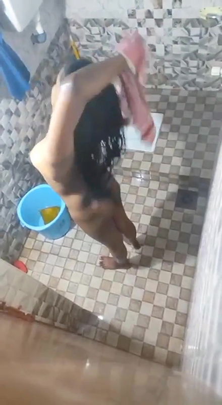 Bhabhi Captured While Bathing