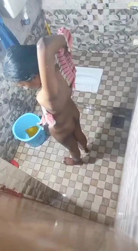 Bhabhi Captured While Bathing