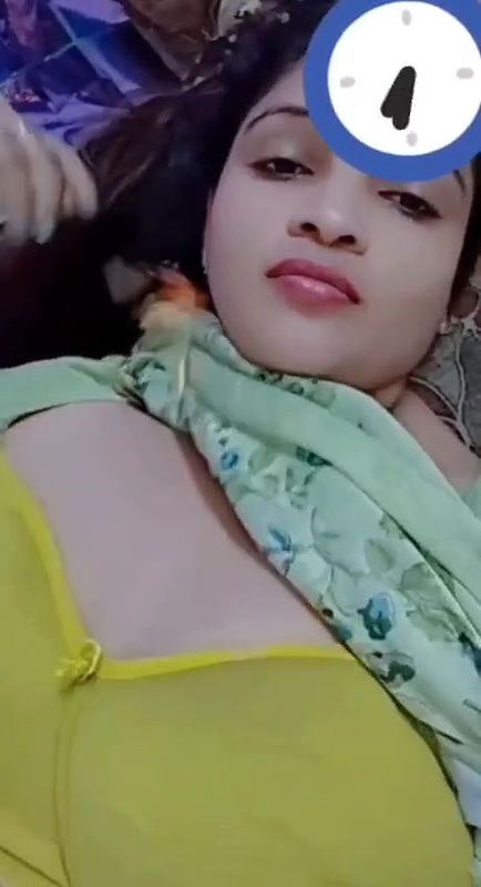 Bhabhi Showing Big Boobs