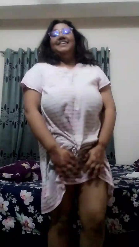 Tamil Chubby Bhabhi Jumping and Showing Choot