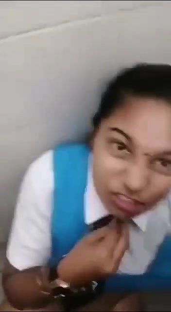 Desi Jawan Larki Ki Bathroom Main Chudai