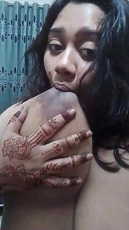 Indian lesbian BBW exposing huge boobs in selfie