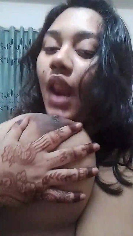 Indian lesbian BBW exposing huge boobs in selfie