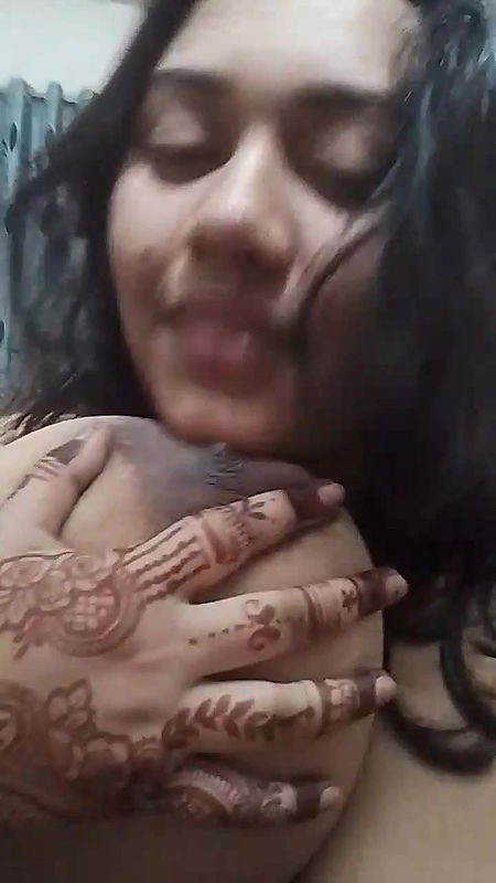 Indian lesbian BBW exposing huge boobs in selfie