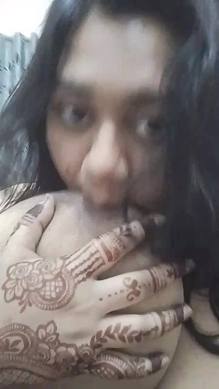 Indian lesbian BBW exposing huge boobs in selfie