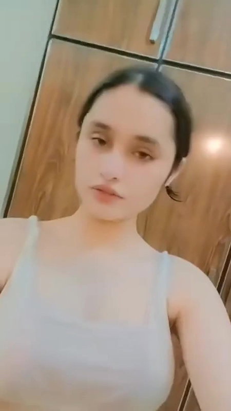 Extreemly Beautiful Girl Showing Asset 1