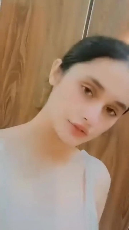 Extreemly Beautiful Girl Showing Asset 1