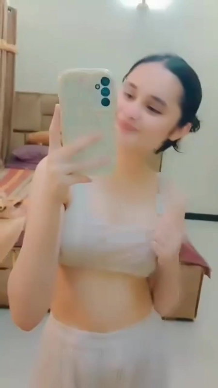 Extreemly Beautiful Girl Showing Asset 1