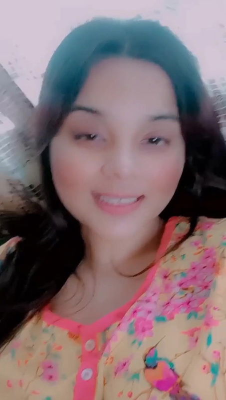 Jawan Khubsoorat Larki K Barey Barey Mummay