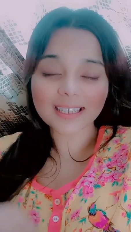 Jawan Khubsoorat Larki K Barey Barey Mummay