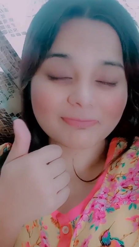 Jawan Khubsoorat Larki K Barey Barey Mummay