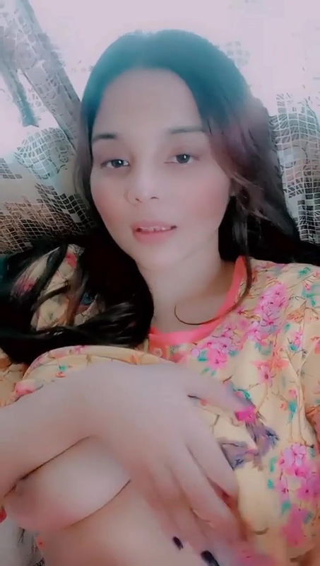 Jawan Khubsoorat Larki K Barey Barey Mummay