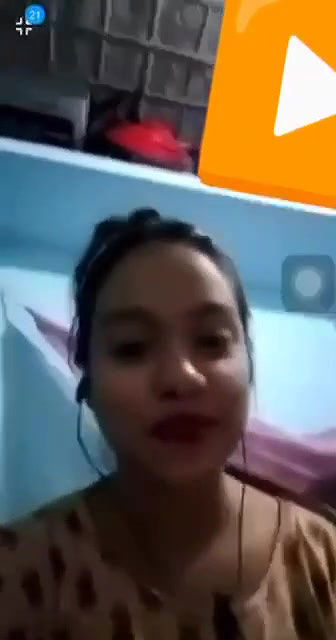 Jawan Larki Apney Mummay Dikha Rahi Hai Live Video Call Per