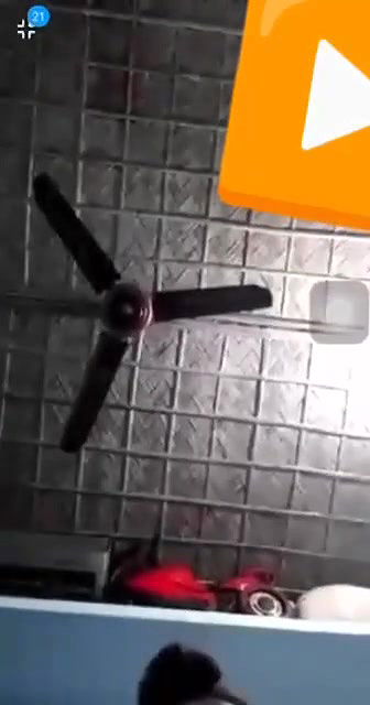 Jawan Larki Apney Mummay Dikha Rahi Hai Live Video Call Per