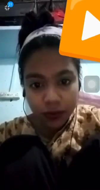 Jawan Larki Apney Mummay Dikha Rahi Hai Live Video Call Per