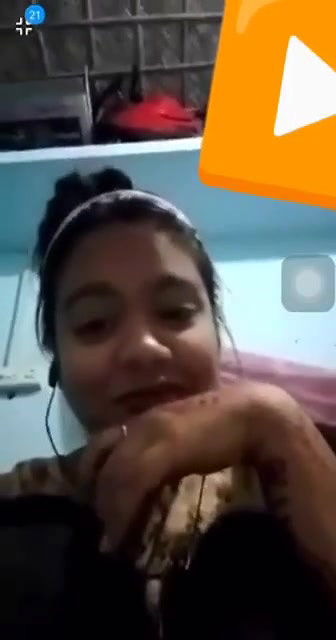 Jawan Larki Apney Mummay Dikha Rahi Hai Live Video Call Per