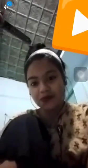 Jawan Larki Apney Mummay Dikha Rahi Hai Live Video Call Per