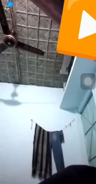 Jawan Larki Apney Mummay Dikha Rahi Hai Live Video Call Per