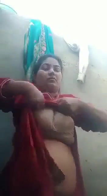 Paki lady showing big boobs