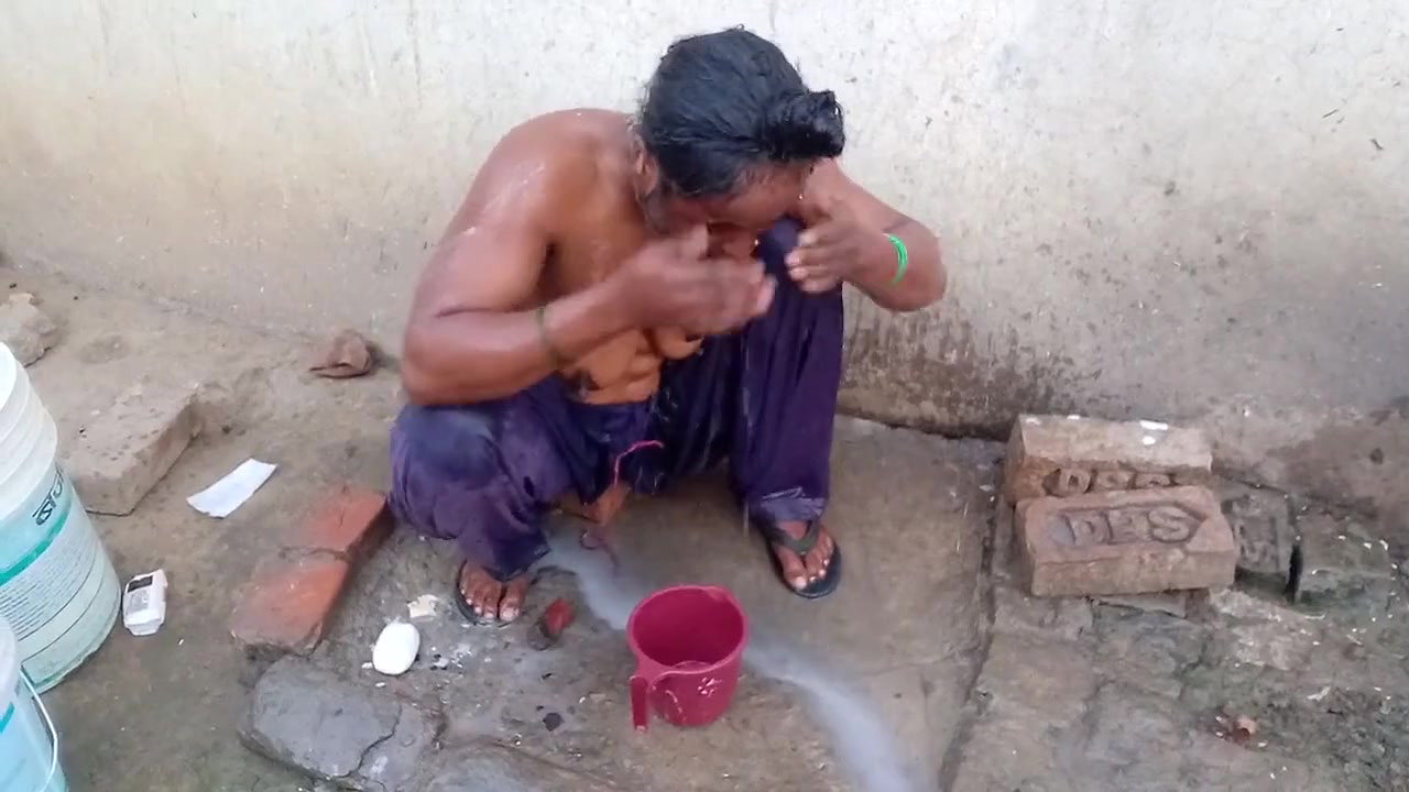 devar ne nahate huye bhabhi ka video banayi