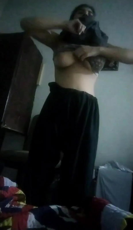 Full Dress Cahge By Young Girl