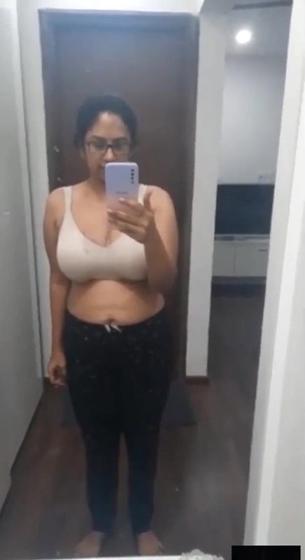 hot girl take mirror selfie to boyfriend