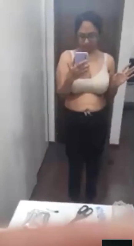 hot girl take mirror selfie to boyfriend