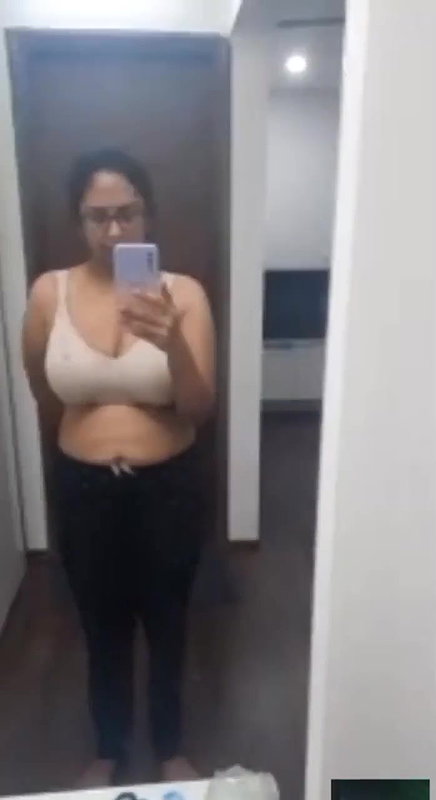 hot girl take mirror selfie to boyfriend