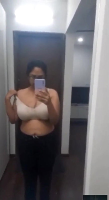 hot girl take mirror selfie to boyfriend