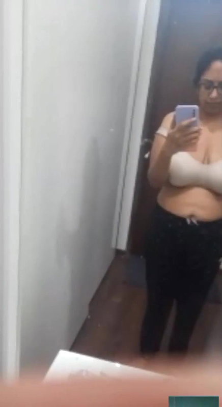 hot girl take mirror selfie to boyfriend