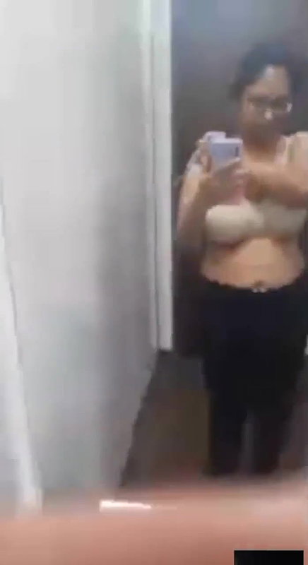 hot girl take mirror selfie to boyfriend