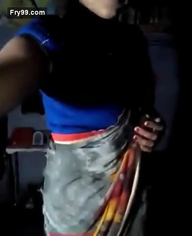 Desi village bhabi open her saree