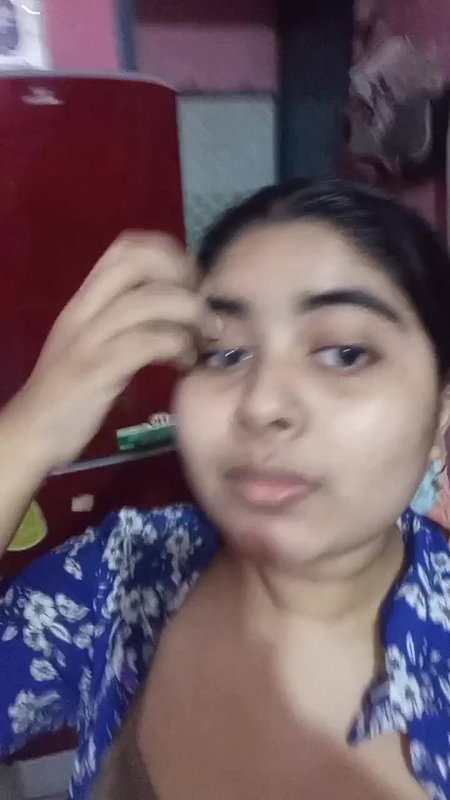 Desi Bhabhi Apney Asset Dikhatey Huay