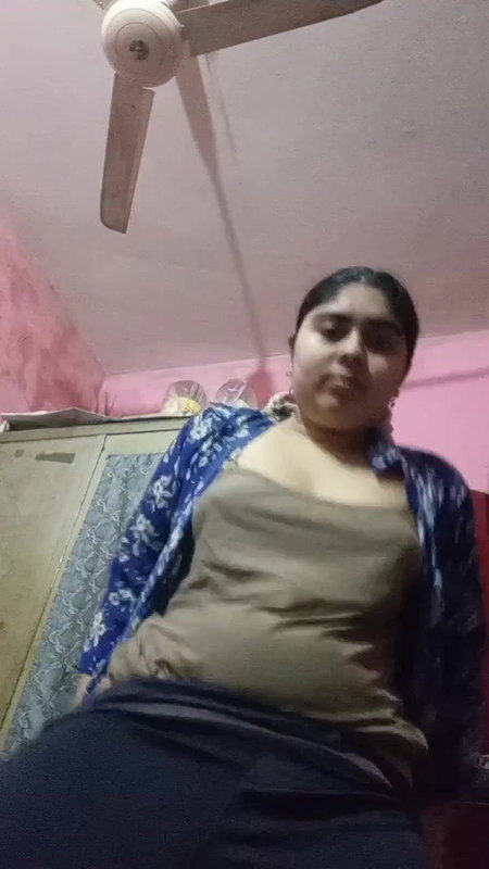 Desi Bhabhi Apney Asset Dikhatey Huay