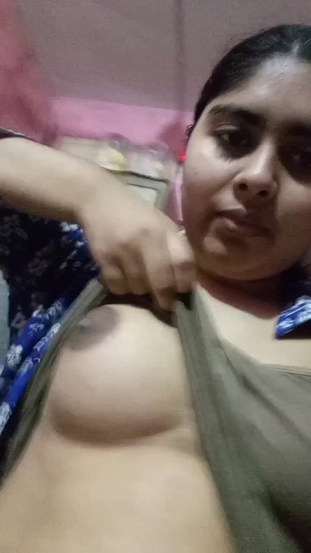 Desi Bhabhi Apney Asset Dikhatey Huay