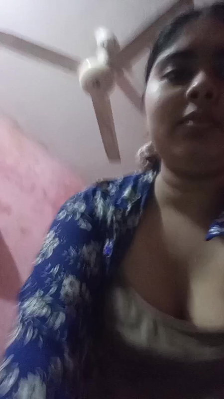 Desi Bhabhi Apney Asset Dikhatey Huay
